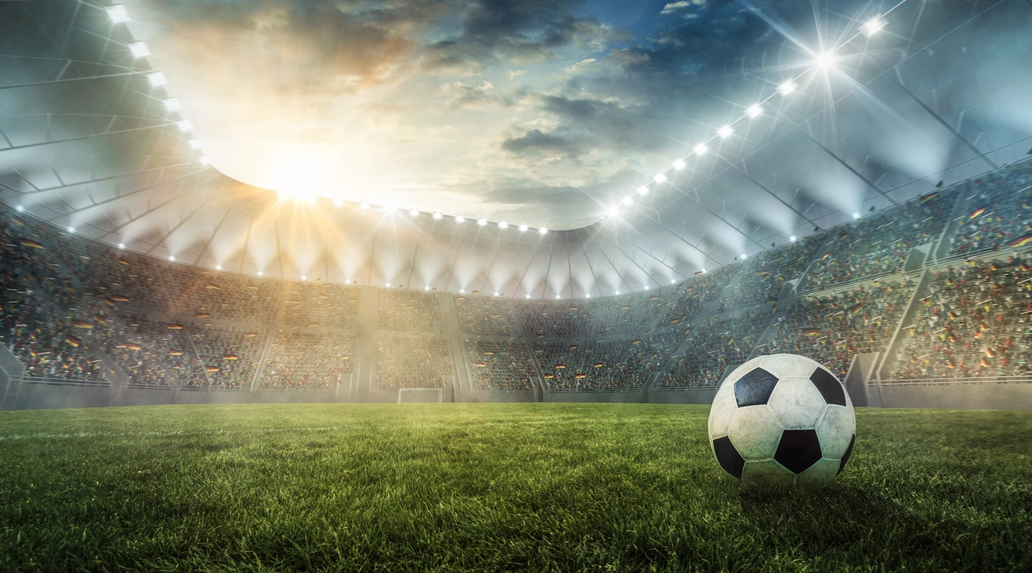 FC Friedrichstadt - Fußballverein - Ball liegt im Fußballstadion auf dem Rasen