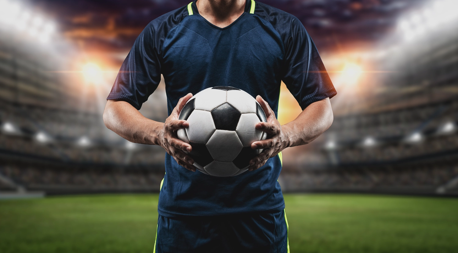 FC Friedrichstadt – Fußballverein – Fußballkonzept: Fußballspieler mit Fußball auf dem Fußballfeld.