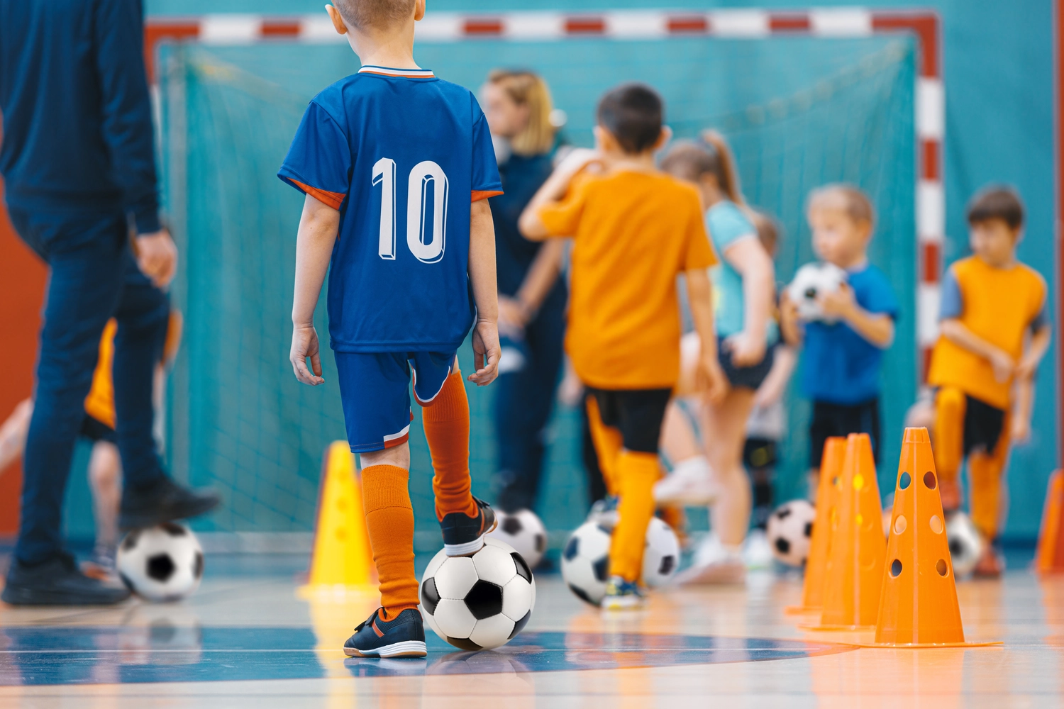 FC Friedrichstadt - Fußballverein - Fußball-Futsal-Training für Kinder. Sportlicher Hintergrund. Fußballtraining, Dribbelkegelübung.