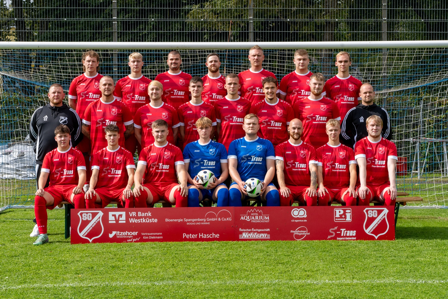 FC Friedrichstadt – Fußballverein – Zwei College-Fußballmannschaften spielen Fußballligaspiel.